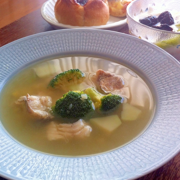 タラとブロッコリーのコンソメスープ レシピ 作り方 By まる家ごはん 楽天レシピ